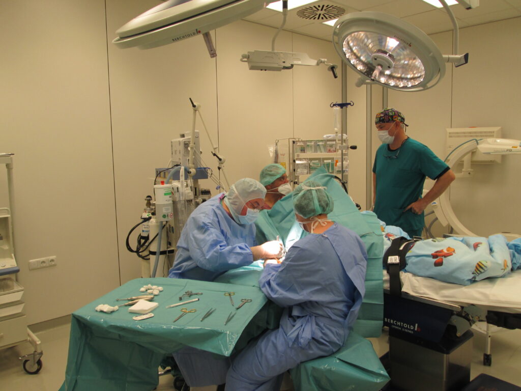Erste Operation im Behandlungszentrum im Friedensdorf