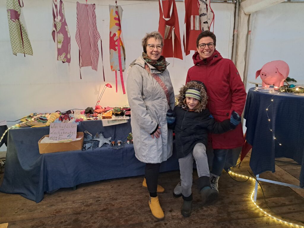 Rosa Spenden - Schwein wurde auf Reeser Weihnachtsmarkt und Emmericher Lichtermarkt gut gefüllt.